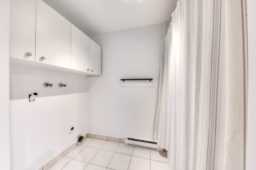 Salle de bains - 200 Rue De Manthet, Laval (Sainte-Rose), QC - Indoor Photo Showing Other Room