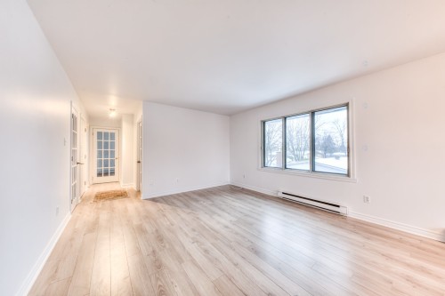 Salon - 200 Rue De Manthet, Laval (Sainte-Rose), QC - Indoor Photo Showing Other Room