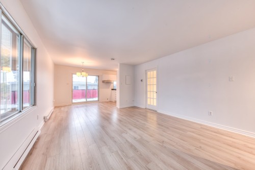 Salon - 200 Rue De Manthet, Laval (Sainte-Rose), QC - Indoor