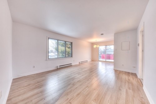 Salon - 200 Rue De Manthet, Laval (Sainte-Rose), QC - Indoor