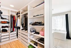 Walk-in closet - 