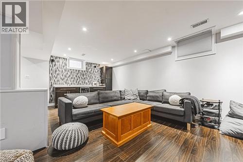 8 Matteo Trail, Hamilton, ON - Indoor Photo Showing Living Room