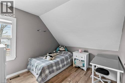 99 Robins Avenue, Hamilton, ON - Indoor Photo Showing Bedroom