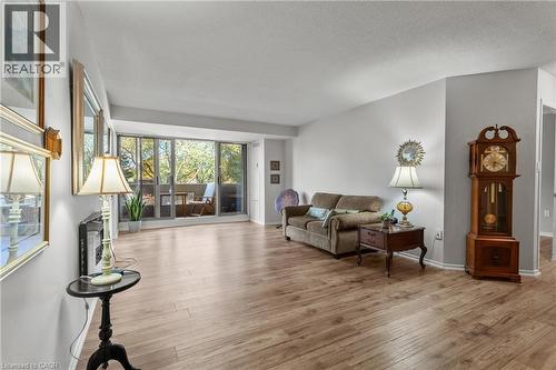 1201 North Shore Boulevard E Unit# 302, Burlington, ON - Indoor Photo Showing Living Room