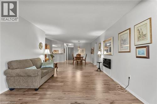 1201 North Shore Boulevard E Unit# 302, Burlington, ON - Indoor Photo Showing Living Room