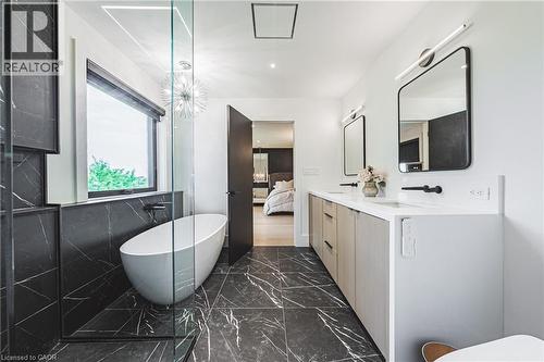 135 Eleanor Avenue, Hamilton, ON - Indoor Photo Showing Bathroom