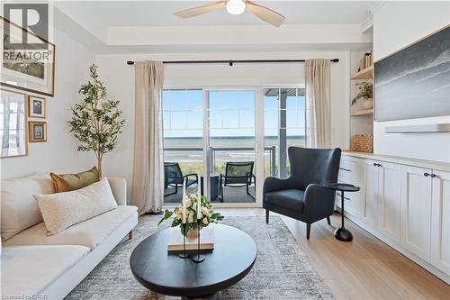 337 Beach Boulevard Unit# 7, Hamilton, ON - Indoor Photo Showing Living Room
