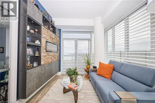385 Winston Road Unit# 1807, Grimsby, ON - Indoor Photo Showing Living Room