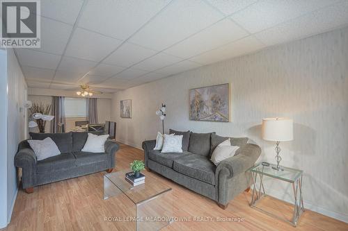 40 Joycelyn Drive, Mississauga, ON - Indoor Photo Showing Living Room