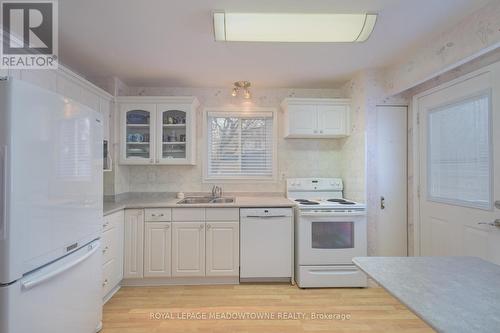 40 Joycelyn Drive, Mississauga, ON - Indoor Photo Showing Kitchen With Double Sink