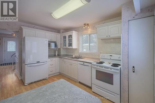 40 Joycelyn Drive, Mississauga, ON - Indoor Photo Showing Kitchen With Double Sink