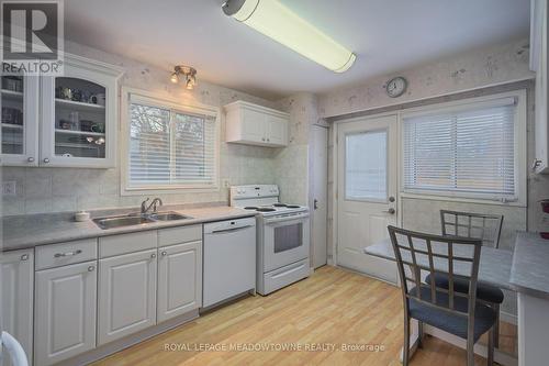 40 Joycelyn Drive, Mississauga, ON - Indoor Photo Showing Kitchen With Double Sink