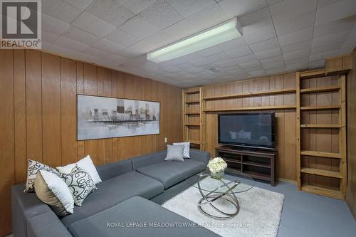 40 Joycelyn Drive, Mississauga, ON - Indoor Photo Showing Living Room
