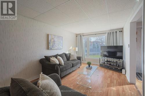 40 Joycelyn Drive, Mississauga, ON - Indoor Photo Showing Living Room