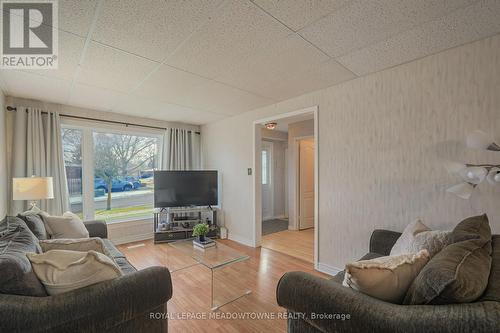 40 Joycelyn Drive, Mississauga, ON - Indoor Photo Showing Living Room