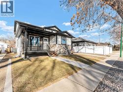 216 2 Street NW  Medicine Hat, AB T1A 6J5