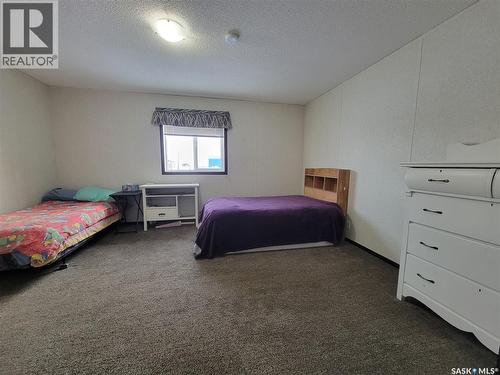 11 & 12 Mirror Place, Macklin, SK - Indoor Photo Showing Bedroom