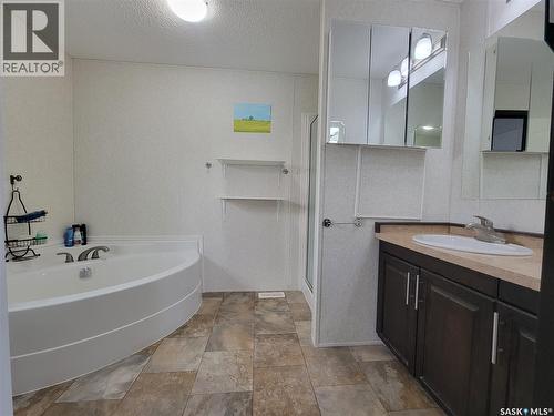 11 & 12 Mirror Place, Macklin, SK - Indoor Photo Showing Bathroom