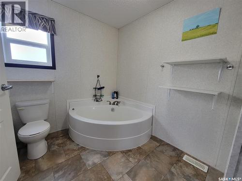 11 & 12 Mirror Place, Macklin, SK - Indoor Photo Showing Bathroom