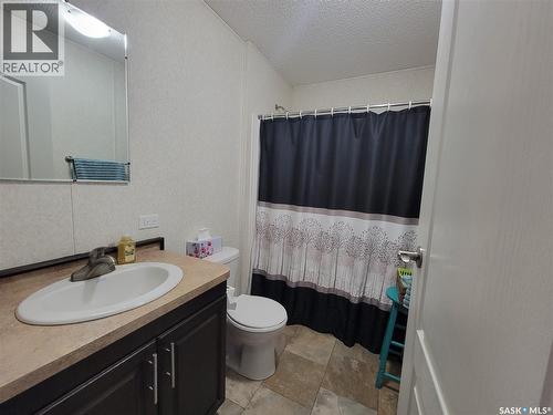 11 & 12 Mirror Place, Macklin, SK - Indoor Photo Showing Bathroom