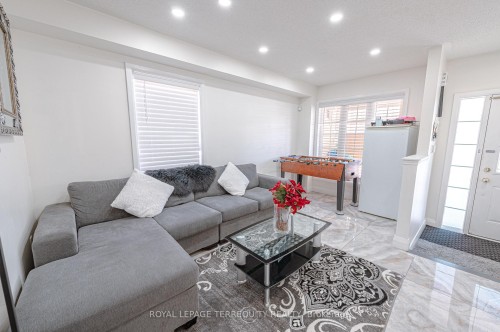 44 Iceberg Trail, Brampton, ON - Indoor Photo Showing Living Room