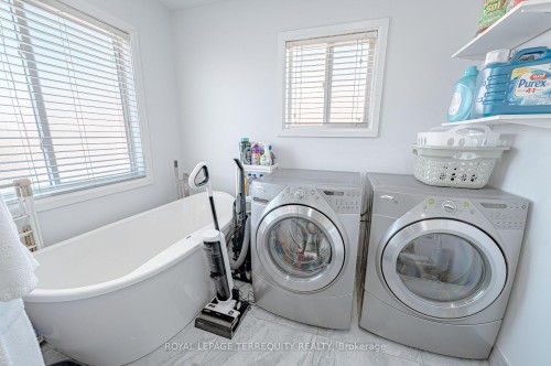 44 Iceberg Trail, Brampton, ON - Indoor Photo Showing Laundry Room