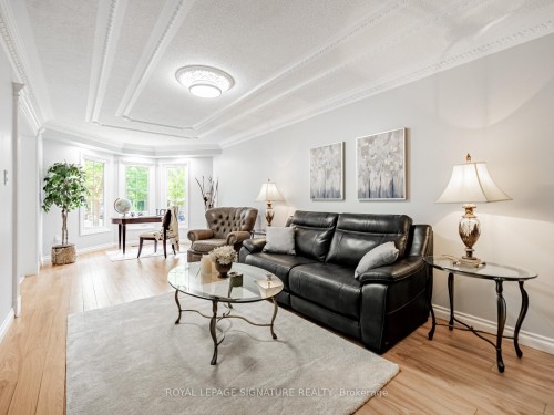 5245 Champlain Trail, Mississauga, ON - Indoor Photo Showing Living Room