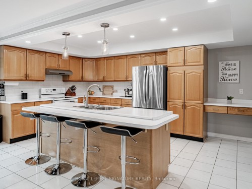 5245 Champlain Trail, Mississauga, ON - Indoor Photo Showing Kitchen