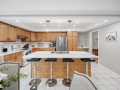 5245 Champlain Trail, Mississauga, ON - Indoor Photo Showing Kitchen