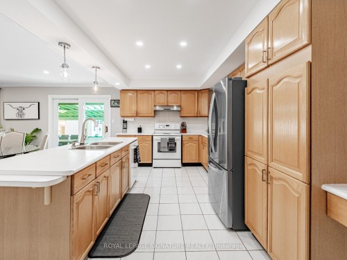 5245 Champlain Trail, Mississauga, ON - Indoor Photo Showing Kitchen With Double Sink