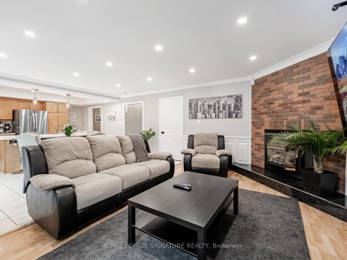 5245 Champlain Trail, Mississauga, ON - Indoor Photo Showing Living Room With Fireplace