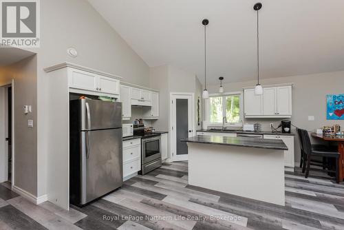 522 Hart Road, Callander, ON - Indoor Photo Showing Kitchen With Upgraded Kitchen
