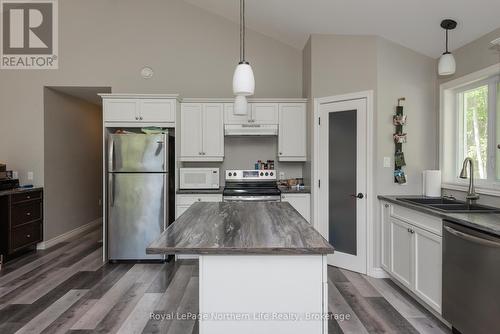 522 Hart Road, Callander, ON - Indoor Photo Showing Kitchen With Double Sink With Upgraded Kitchen