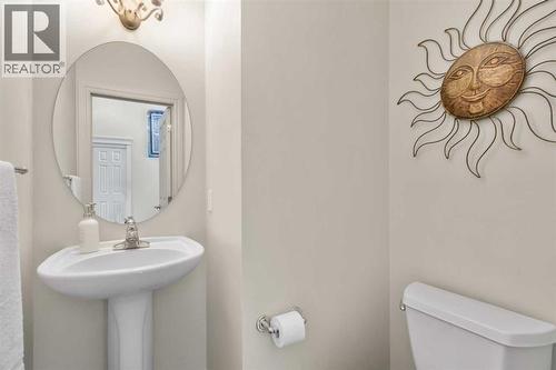 90 Discovery Ridge Gardens Sw, Calgary, AB - Indoor Photo Showing Bathroom