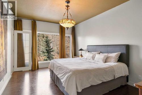 90 Discovery Ridge Gardens Sw, Calgary, AB - Indoor Photo Showing Bedroom