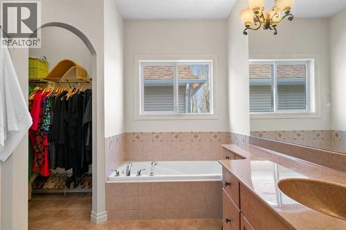 90 Discovery Ridge Gardens Sw, Calgary, AB - Indoor Photo Showing Bathroom