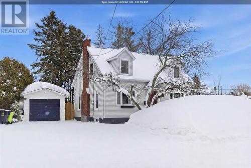 32 Salisbury AVE  Sault Ste. Marie, ON P6B 1L7