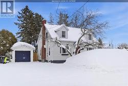 32 Salisbury AVE  Sault Ste. Marie, ON P6B 1L7