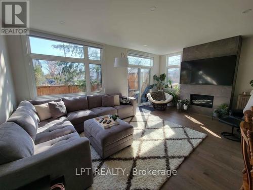 443 Dawson Avenue, Ottawa, ON - Indoor Photo Showing Living Room With Fireplace