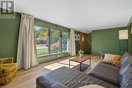 3754 Highland Drive, Fort Erie (Ridgeway), ON - Indoor Photo Showing Living Room
