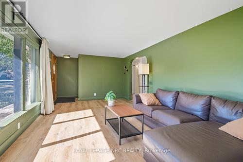3754 Highland Drive, Fort Erie (Ridgeway), ON - Indoor Photo Showing Living Room