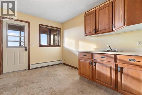 39 Coach Gate Way Sw, Calgary, AB - Indoor