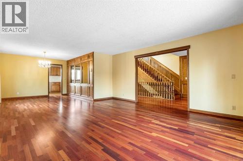 39 Coach Gate Way Sw, Calgary, AB - Indoor