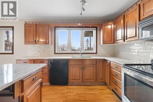 39 Coach Gate Way Sw, Calgary, AB - Indoor Photo Showing Kitchen