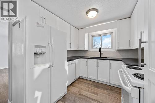 407 Murphy Road, Sarnia, ON - Indoor Photo Showing Kitchen