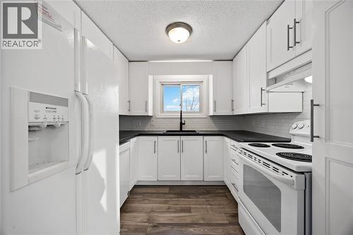 407 Murphy Road, Sarnia, ON - Indoor Photo Showing Kitchen