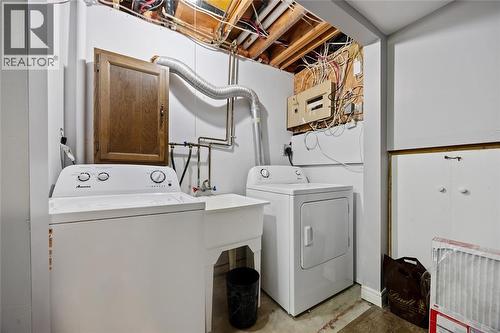 407 Murphy Road, Sarnia, ON - Indoor Photo Showing Laundry Room