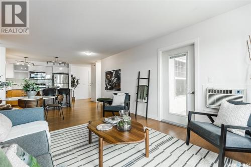 304B 415 Hunter Road, Saskatoon, SK - Indoor Photo Showing Living Room