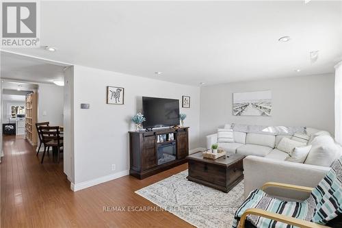 25 Delena Avenue N, Hamilton, ON - Indoor Photo Showing Living Room