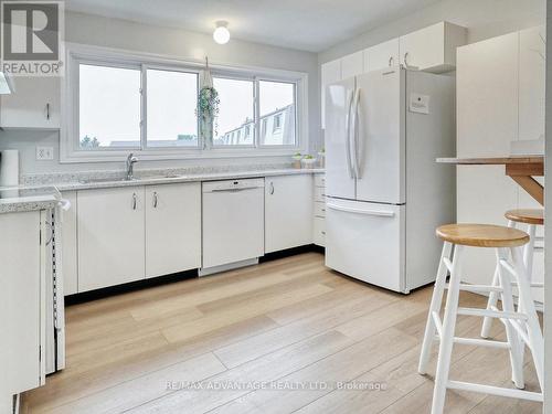 1214 Limberlost Road, London North (North I), ON - Indoor Photo Showing Kitchen